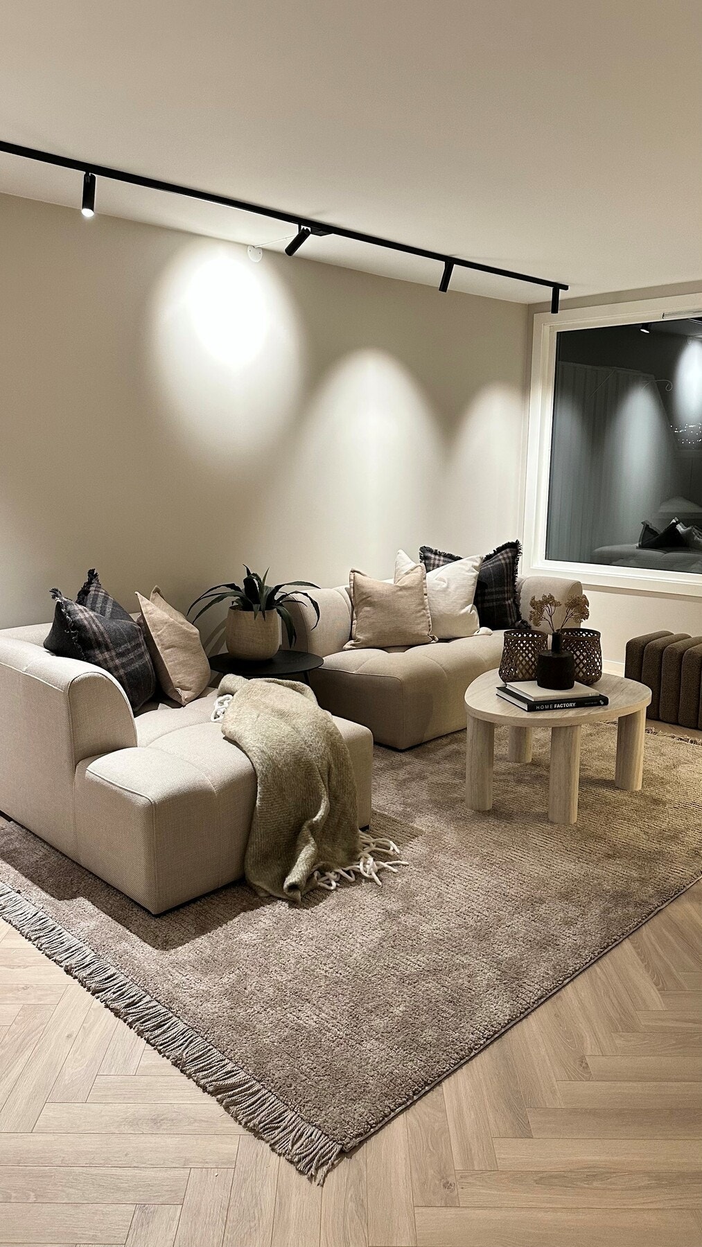 Leiligheten oppleves lun og har gode lyskilder. Galleribilde