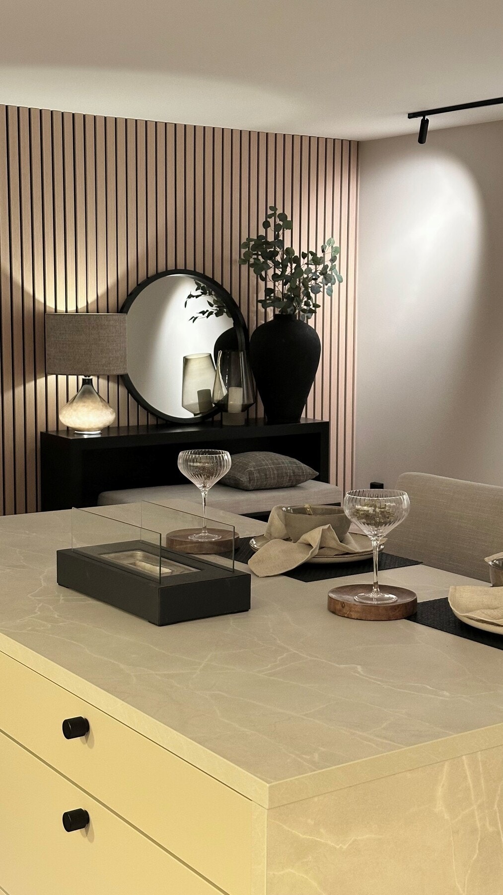 Gode oppbevaringsmuligheter og barløsning på kjøkkenøyen. Galleribilde