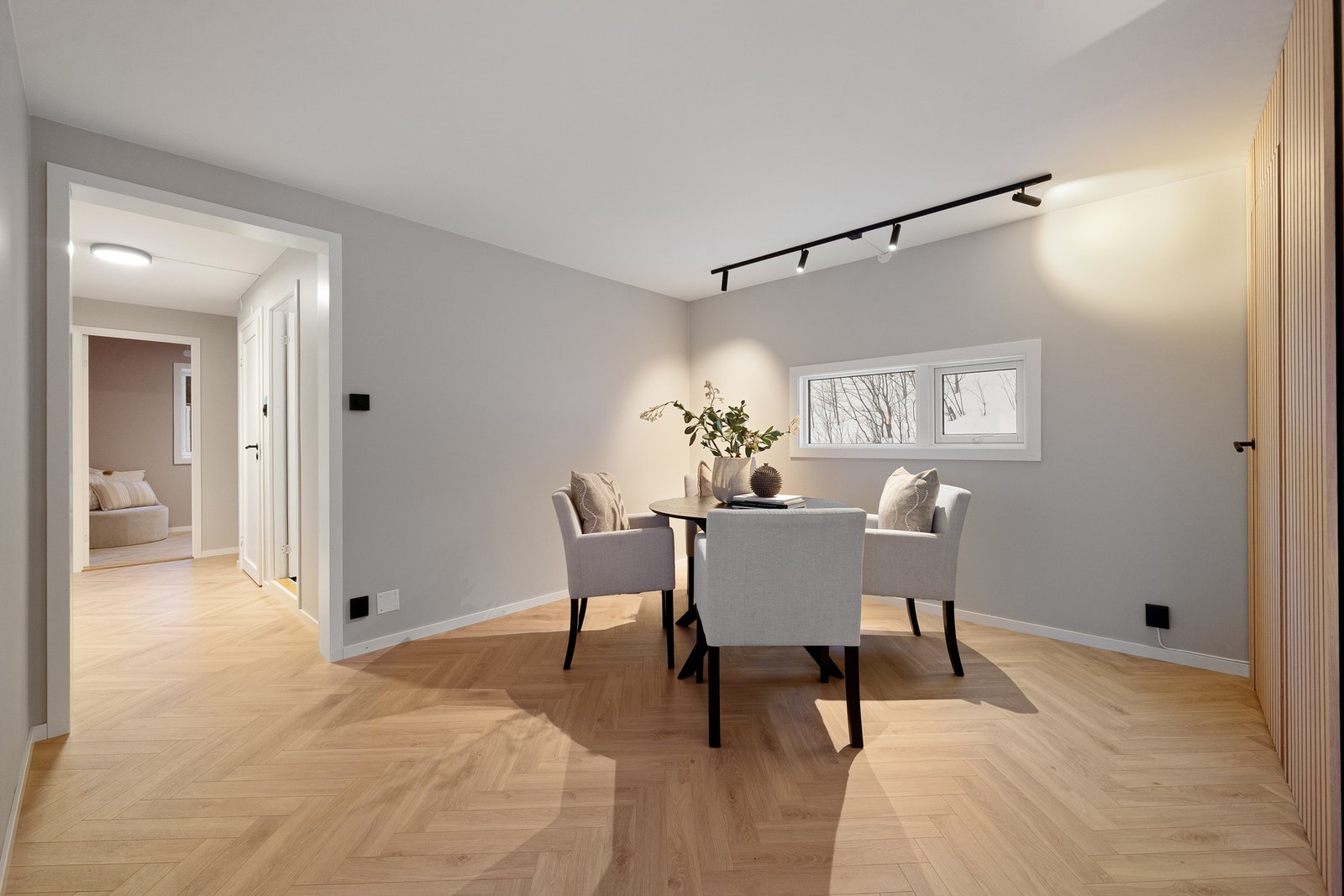 Leiligheten har totalt 3 soverom og 2 innvendige boder, samt privat bod i fellesareal. Galleribilde