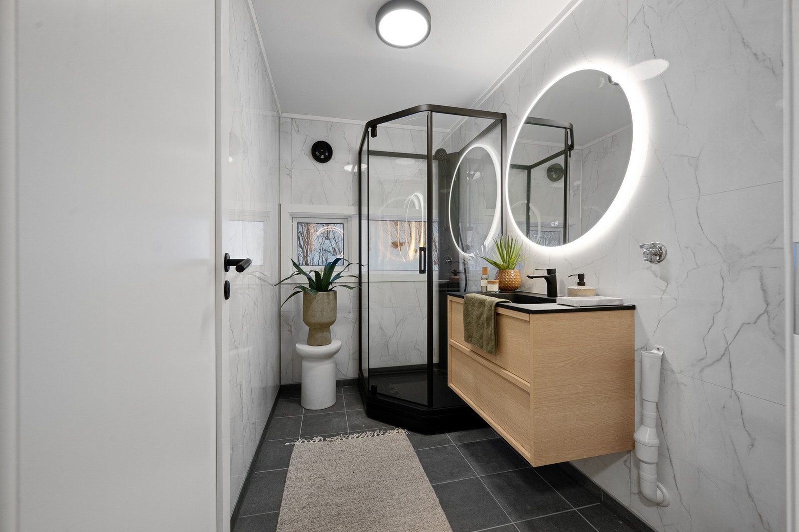 Lekkert bad fra 2026 med varmekabler i gulv. Det er opplegg for både vaskemaskin og tørketrommel. Galleribilde