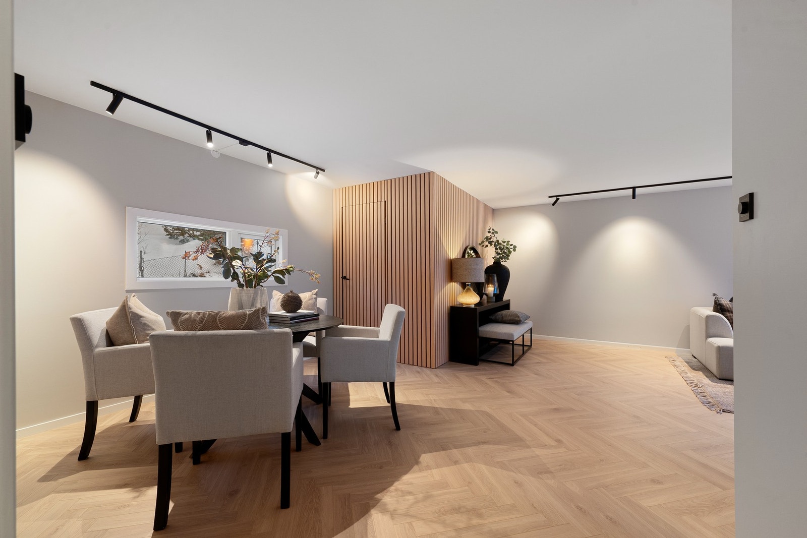 God plass for sittegruppe på stue, med direkte adkomst til innvendig bod. Galleribilde