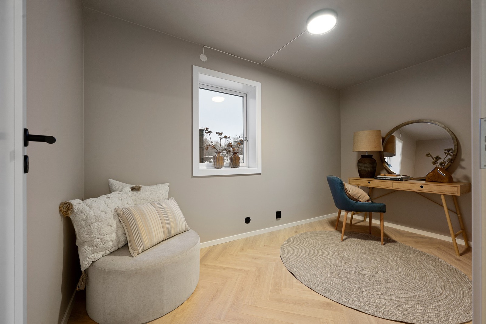 Soverom 3 som i dag er innredet som hjemmekontor. Det er også en liten privat bod som kan brukes som garderobe. Galleribilde