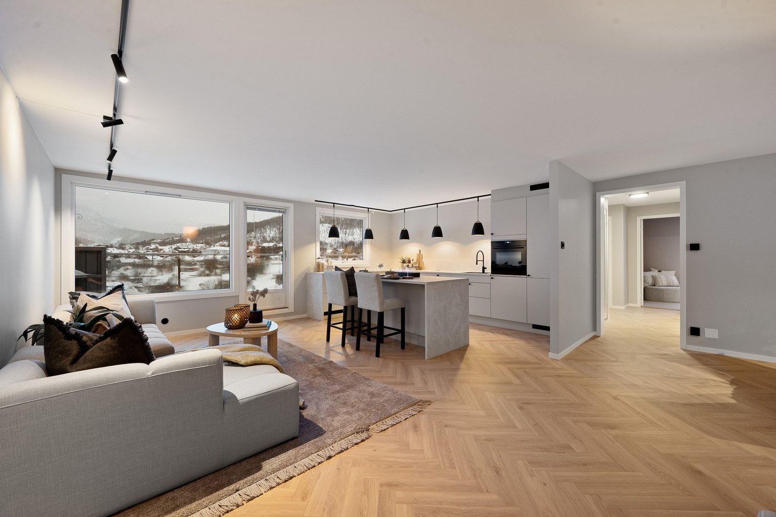 Lys og romslig stue med åpen kjøkkenløsning. Galleribilde