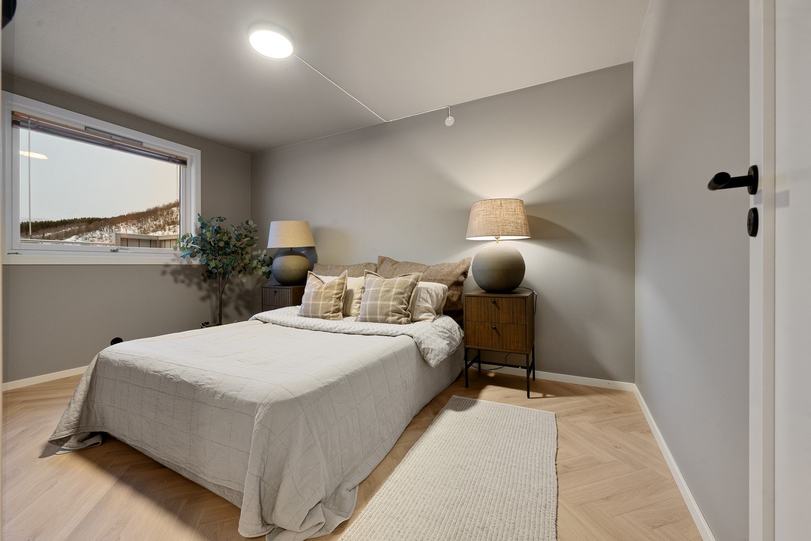 Soverom 2 med god plass til dobbeltseng og nattbord. Galleribilde