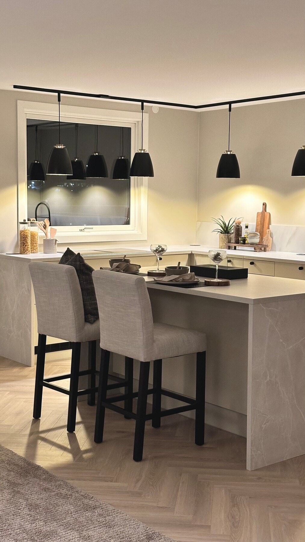 Kjøkkenøyen oppleves som et naturlig knutepunkt. Galleribilde