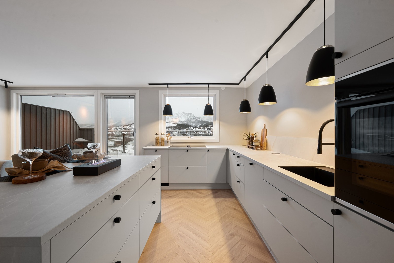 Svært god skap- og benkeplass. Galleribilde