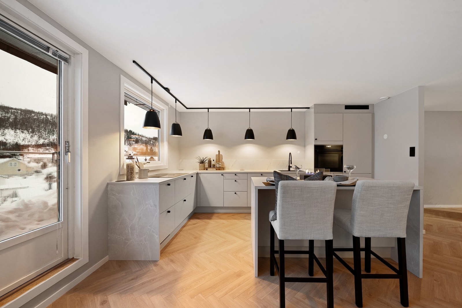 Åpen kjøkkenløsning med fastmontert kjøkkenøy. Galleribilde