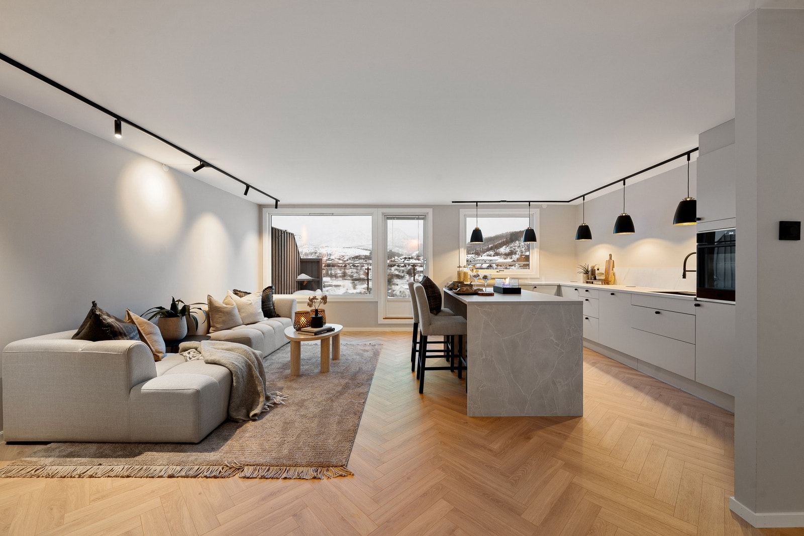 Leiligheten er totalrenovert i 2025/26 og bærer preg av gode materialvalg. Galleribilde