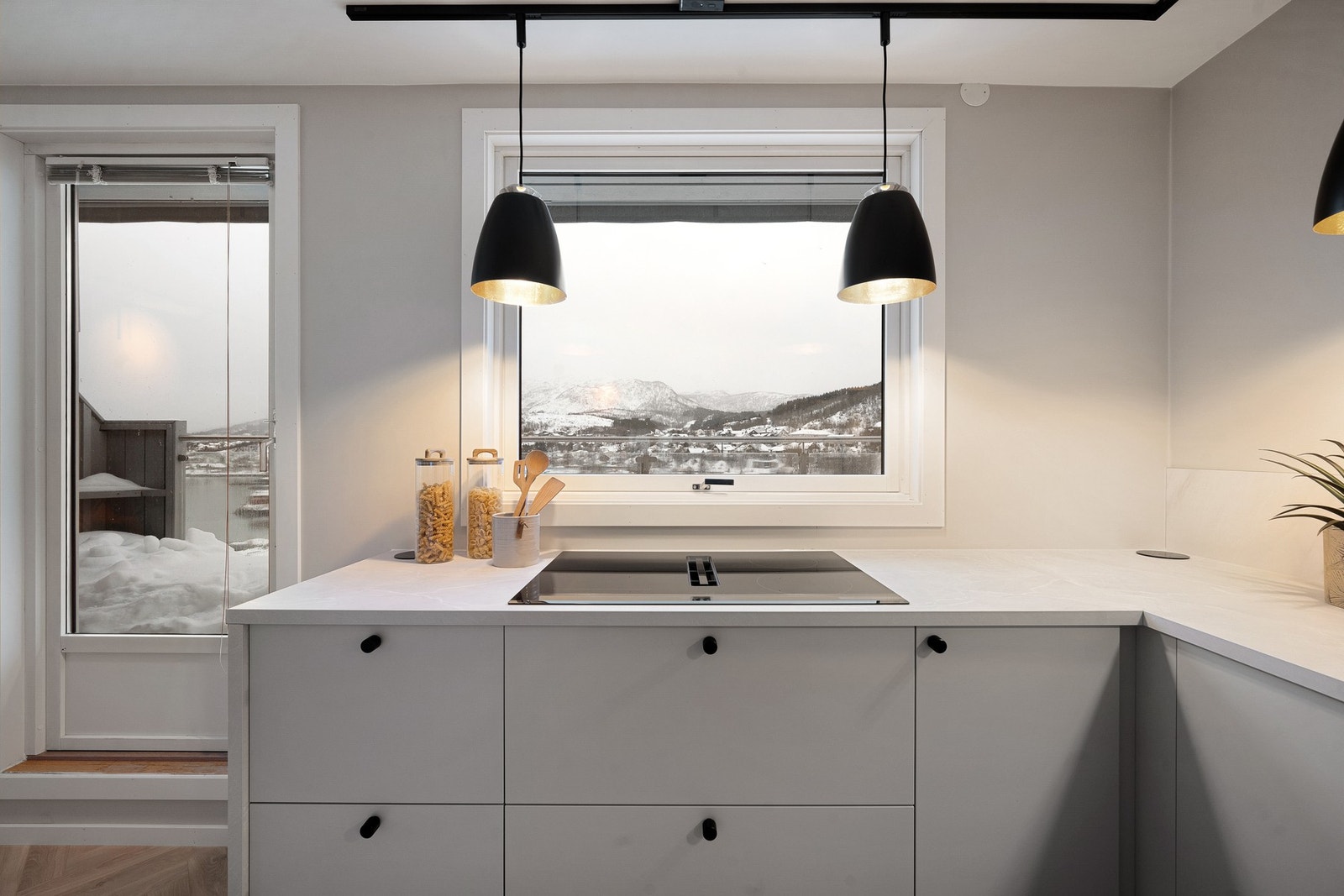 Platetopp med nedfelt ventilator er strategisk plassert ved vinduet, så her kan man nyte utsikten mens man lager mat. Galleribilde