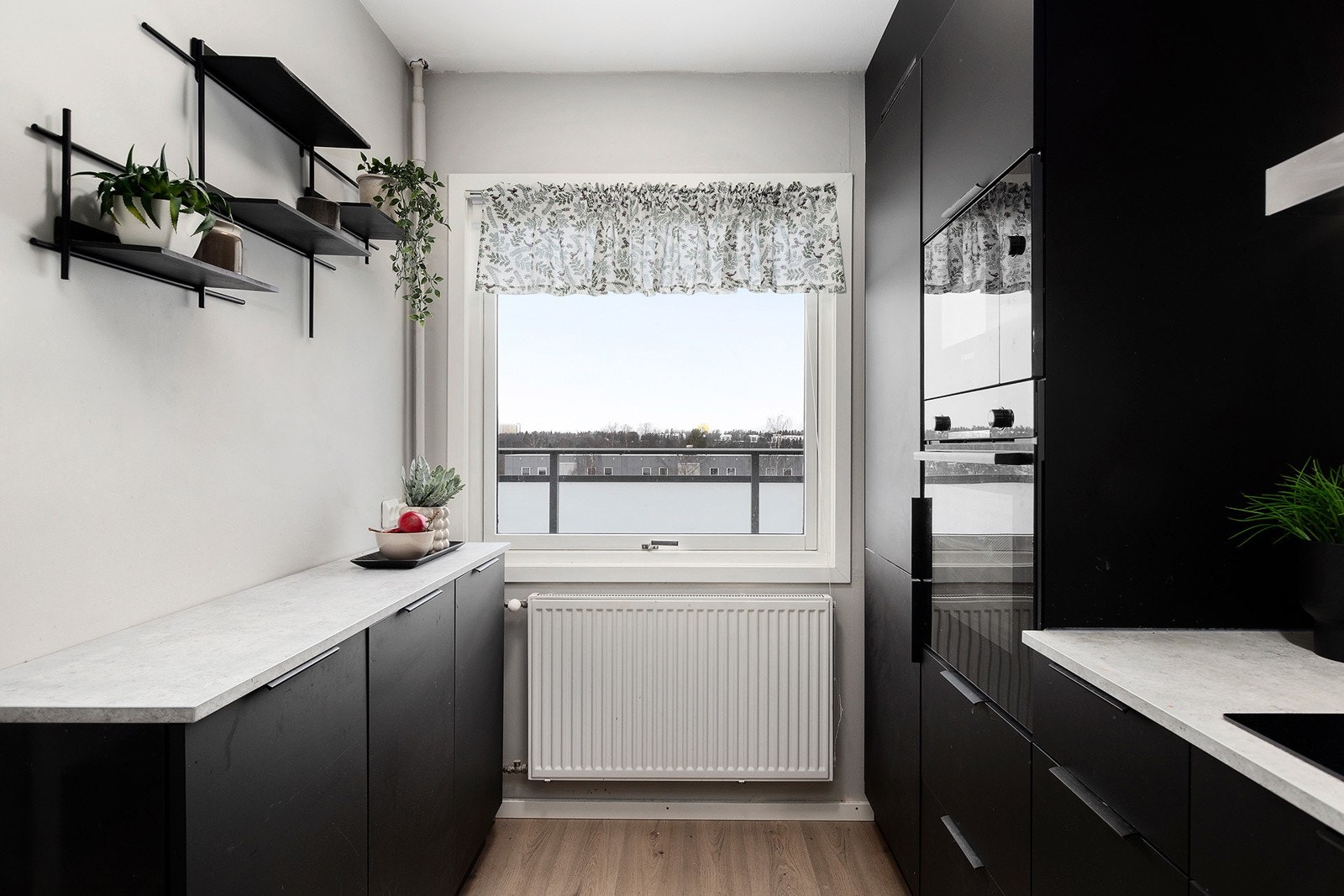 Rikelig naturlig lys gjør kjøkkenet lyst og innbydende. Galleribilde