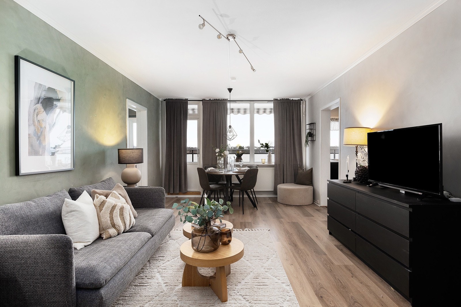 Store vindusoverflater som slipper inn rikelig med naturlig lys. Galleribilde