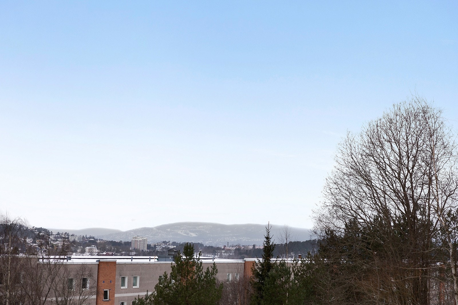 Balkongen byr på en nydelig utsikt mot Holmenkollen. Galleribilde