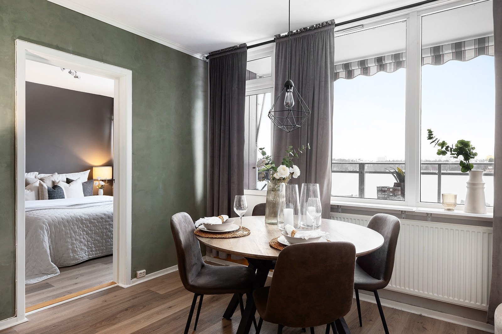 Her kan du nyte gode måltider med et hyggelig utsyn. Galleribilde