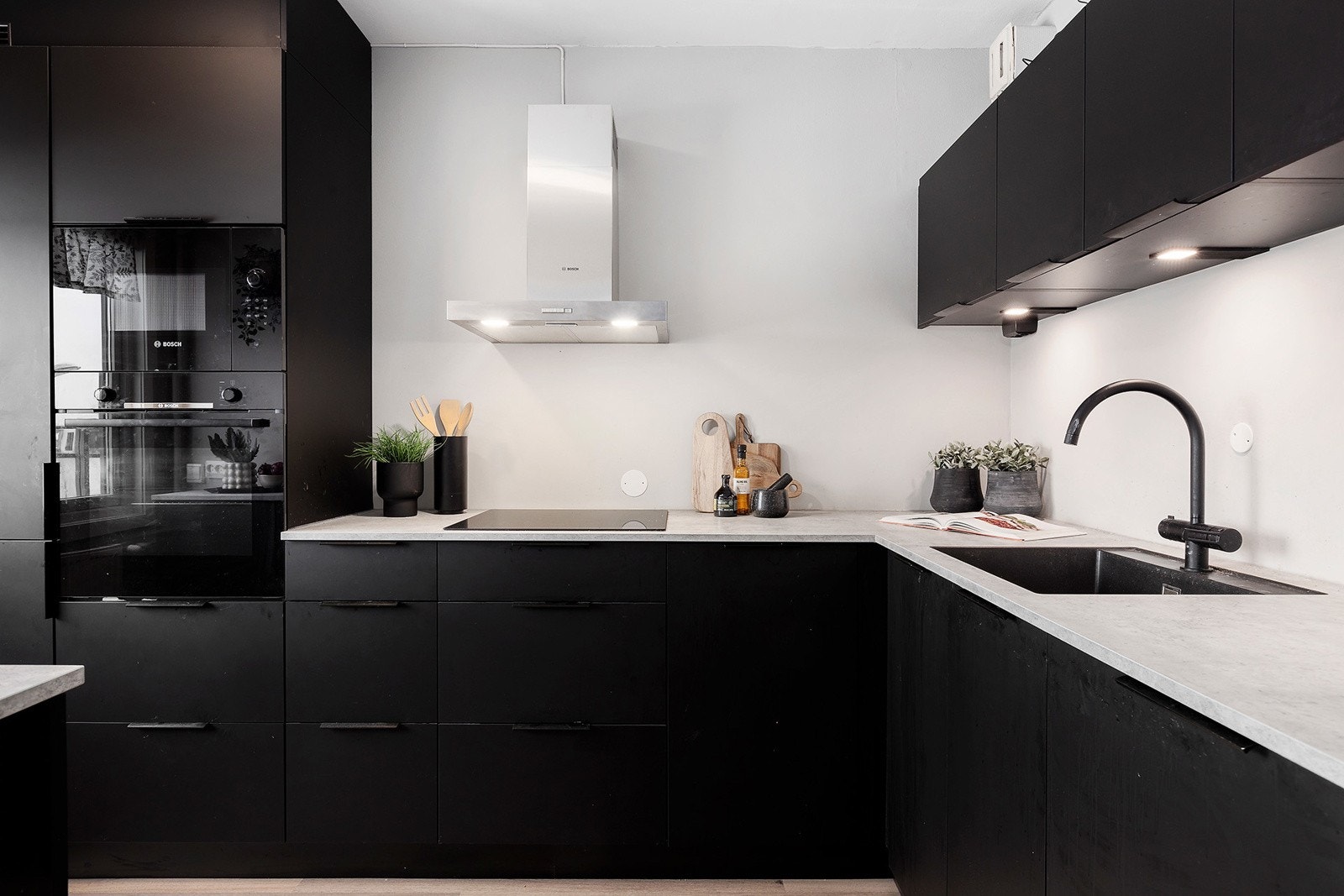 Kjøkkenet har en praktisk og godt utnyttet utforming, med god plass til matlaging og gjennomtenkte oppbevaringsløsninger. Galleribilde