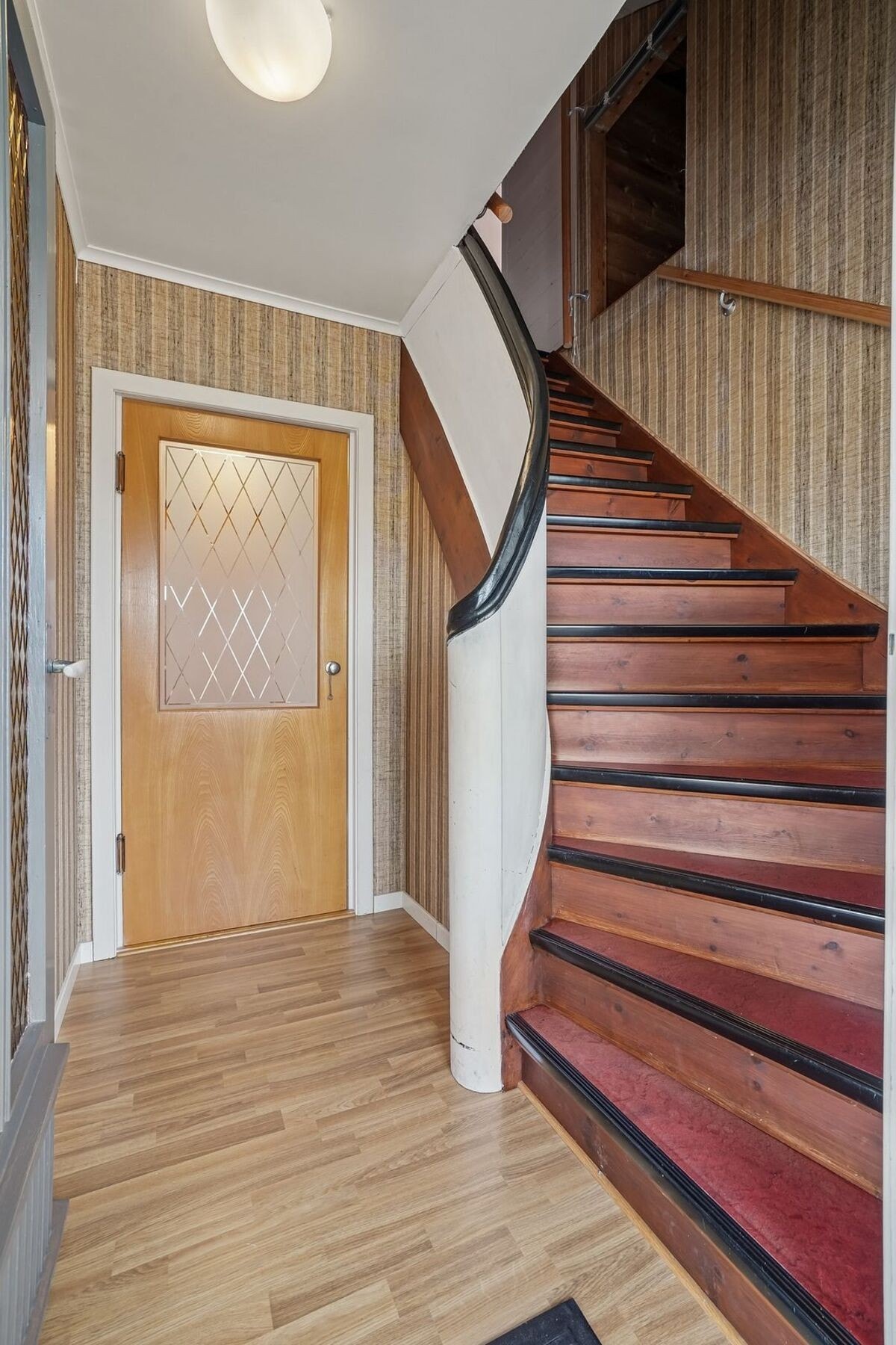 Entré med tilkomst til loft. Her er det 2 soverom, gang og 3 boder. Galleribilde