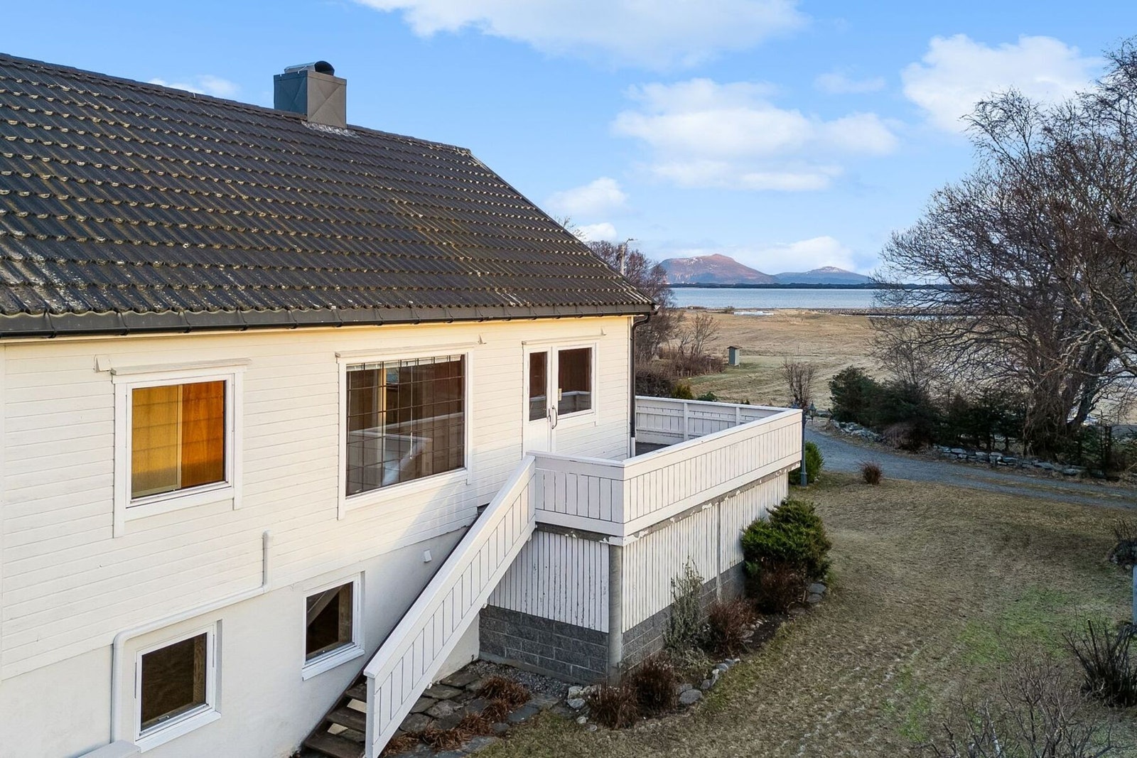 Fra eiendommen er det gangavstand til nydelige Sandvika med badestranden Gjerdesanden, og til Gjerdehamna småbåthavn. Galleribilde