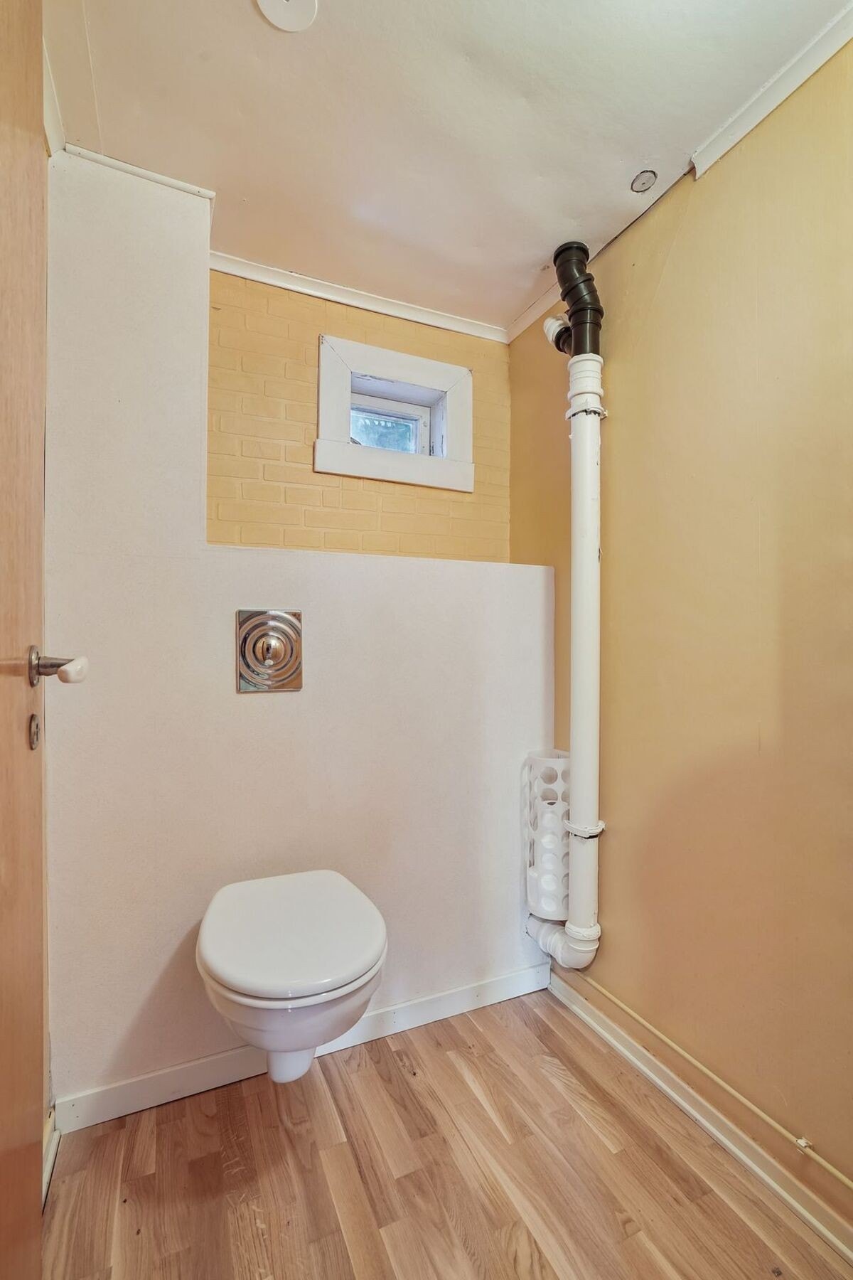 Toalettrom i kjeller. Galleribilde