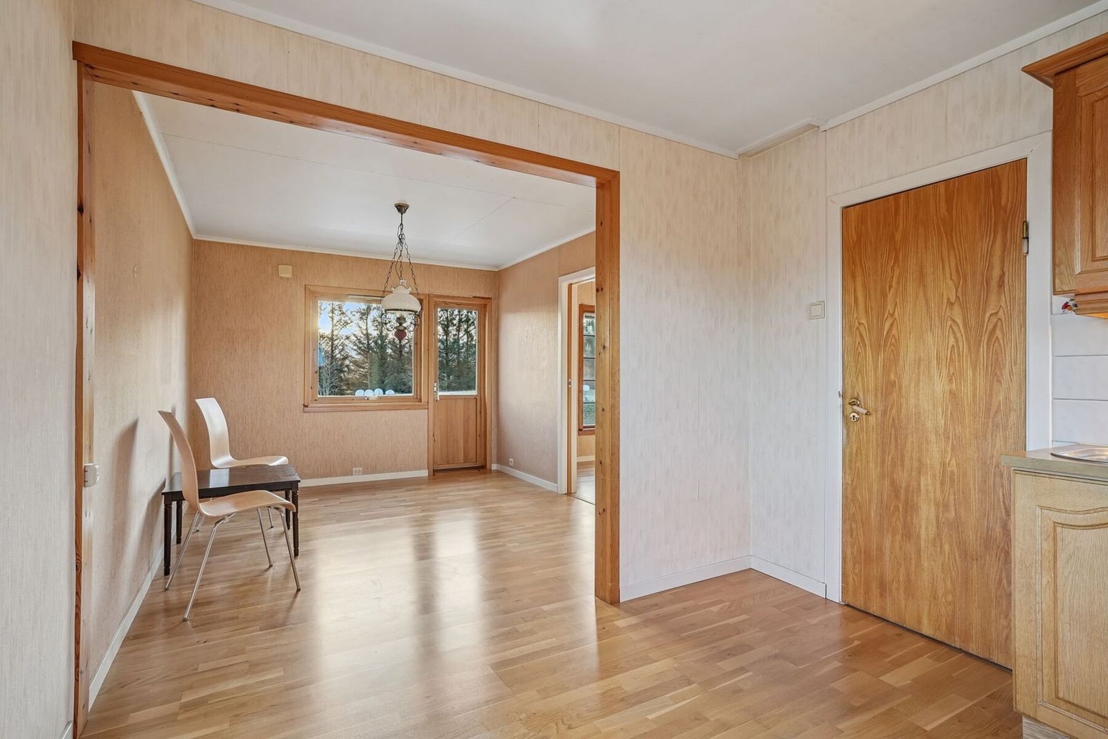 Spisestuen ligger i åpen løsning til kjøkkenet. Det er god plass til å møblere med spisegruppe. Galleribilde