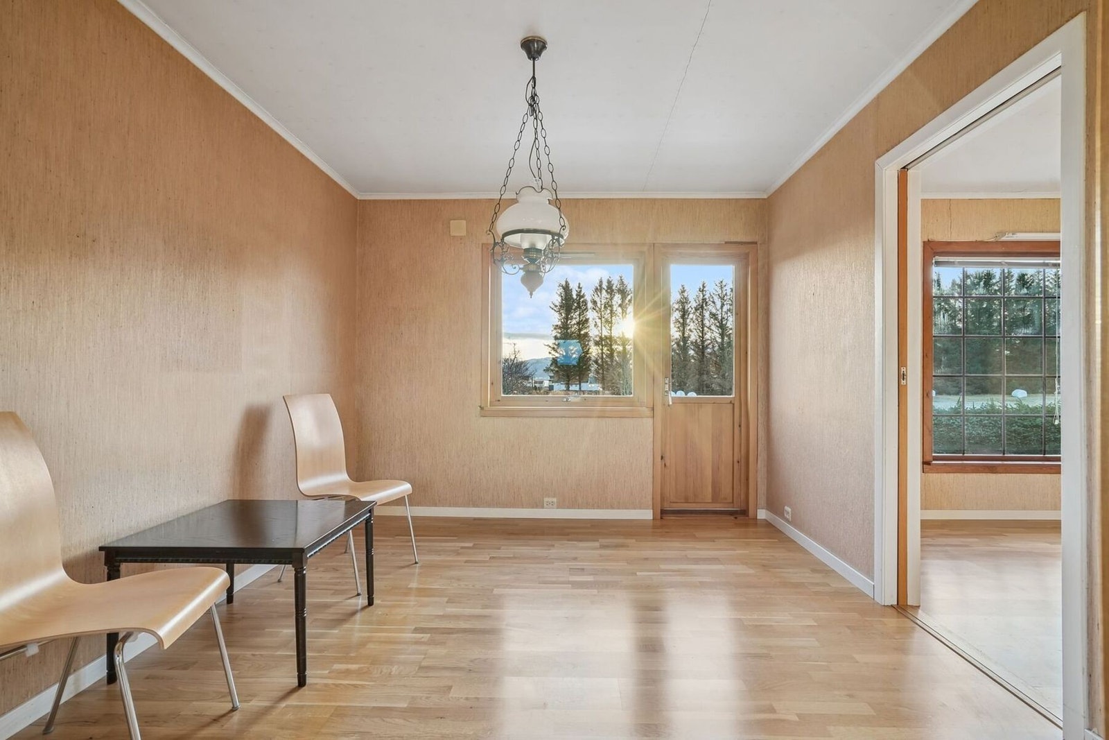 Fra spisestuen er det utgang til en terrasse. Galleribilde