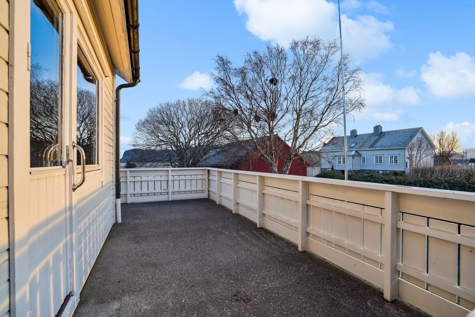 Her er det plass til å møblere med hagemøbler etter ønske. Galleribilde