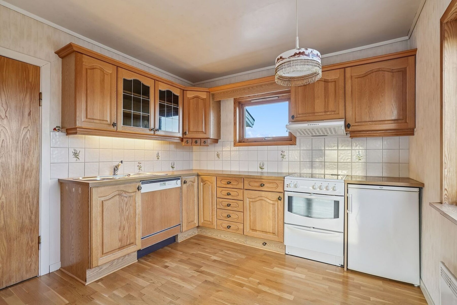 Det er kjøleskap, oppvaskmaskin og komfyr. Kjøkkenventilator med avtrekk ut. Galleribilde