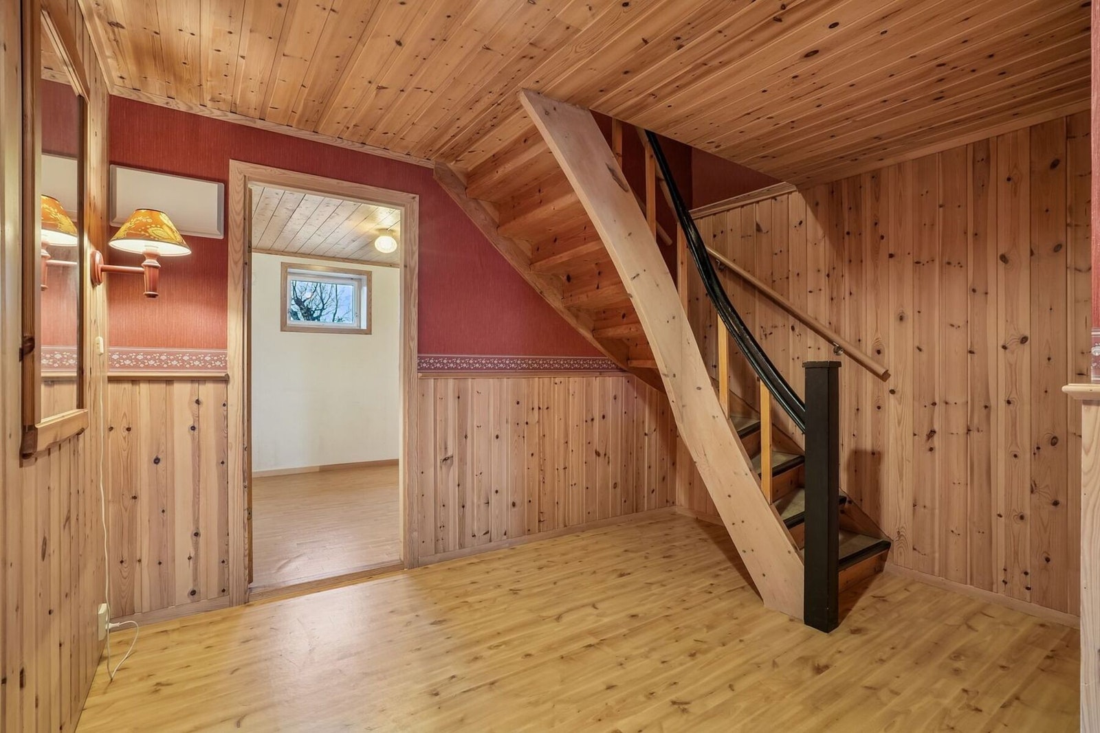 I kjelleretasjen er det trappegang, 4 boder, en kjellerstue og ett wc-rom. Galleribilde