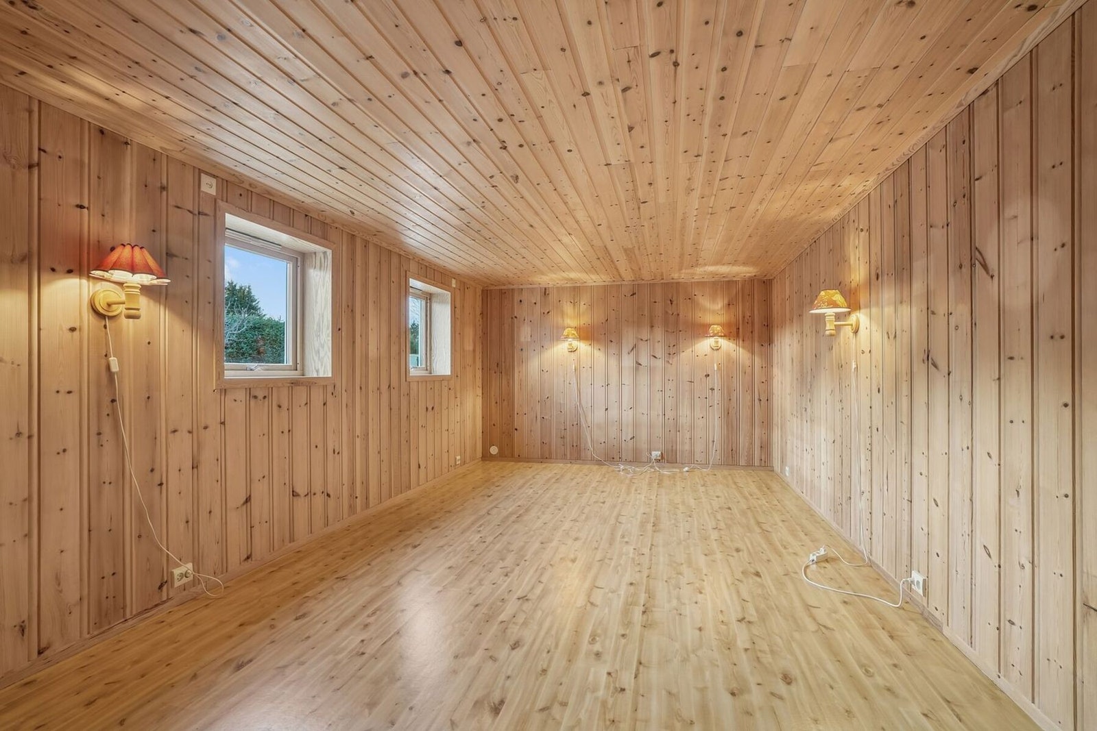 Koselig kjellerstue med god plass til møblering. Galleribilde