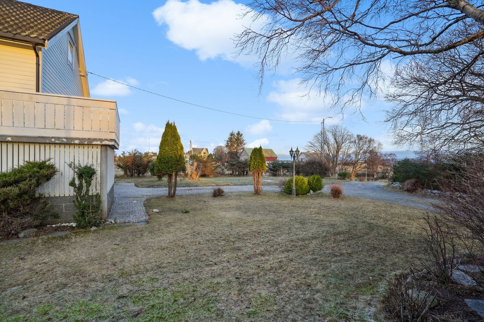 Nærområdet består i hovedsak av frittliggende eneboliger. Galleribilde