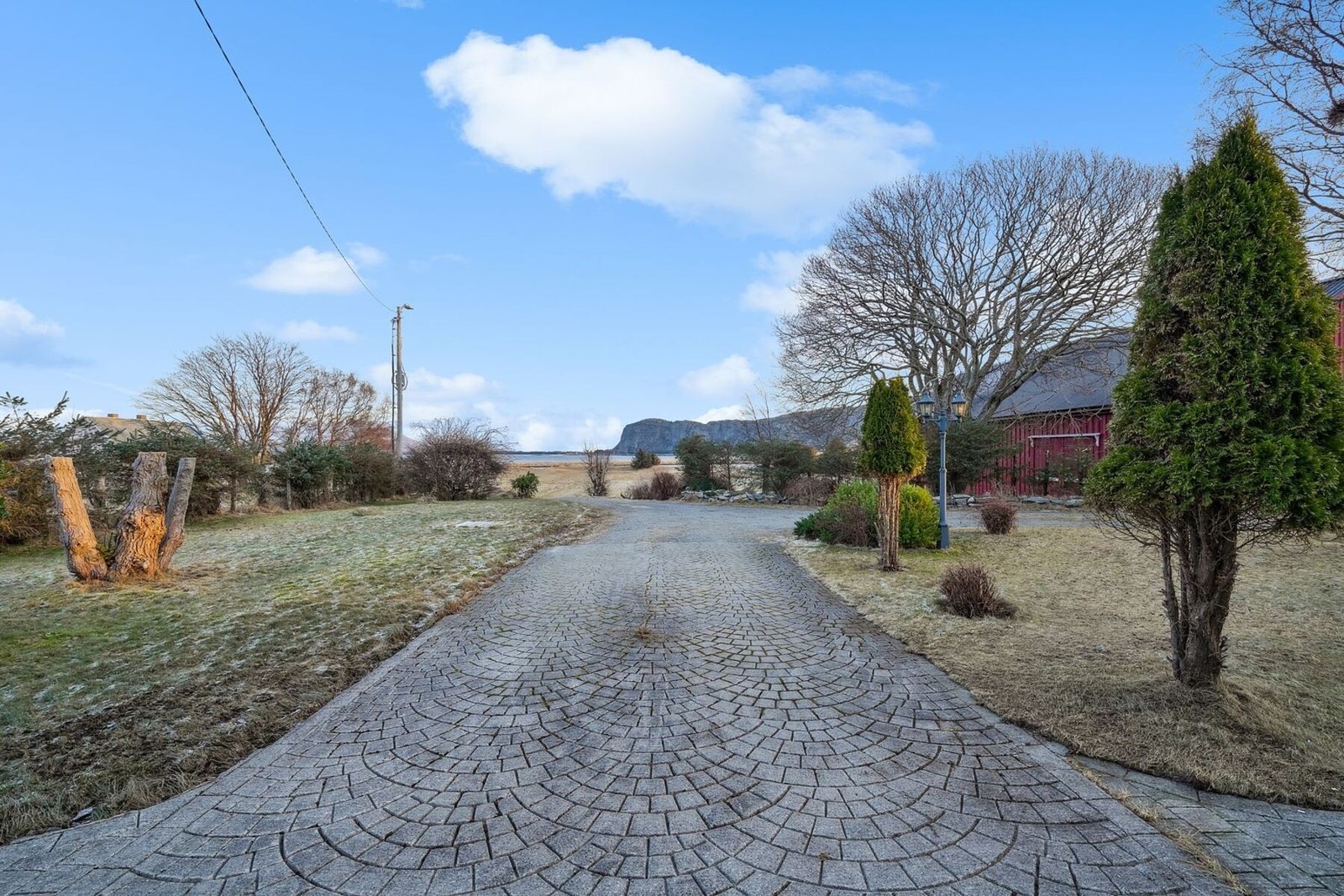 Pent opparbeidet innkjørsel til boligen. Galleribilde