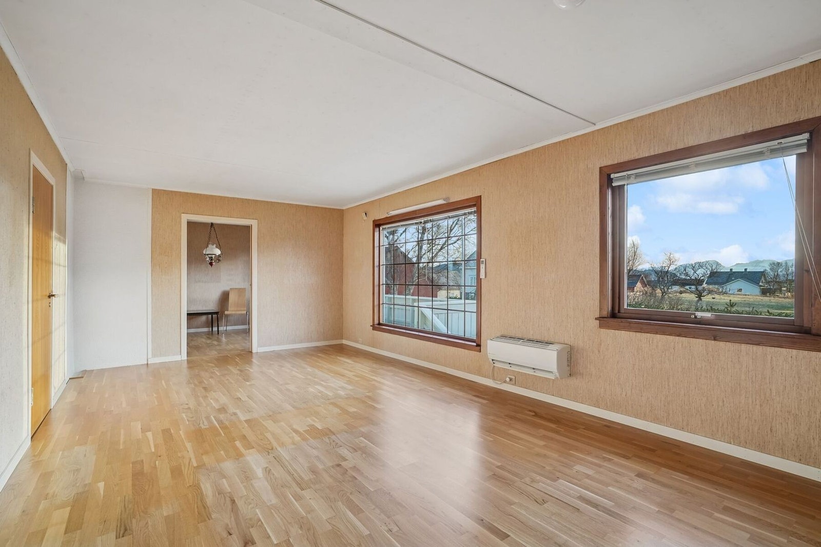 Vindusflatene vender mot sør og gir godt med naturlig lys gjennom dagen. Varmepumpe er montert. Galleribilde