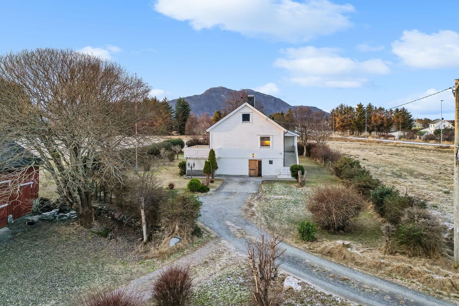 Eiendommen har en naturskjønn beliggenhet langs idylliske Gjerdevegen. Galleribilde