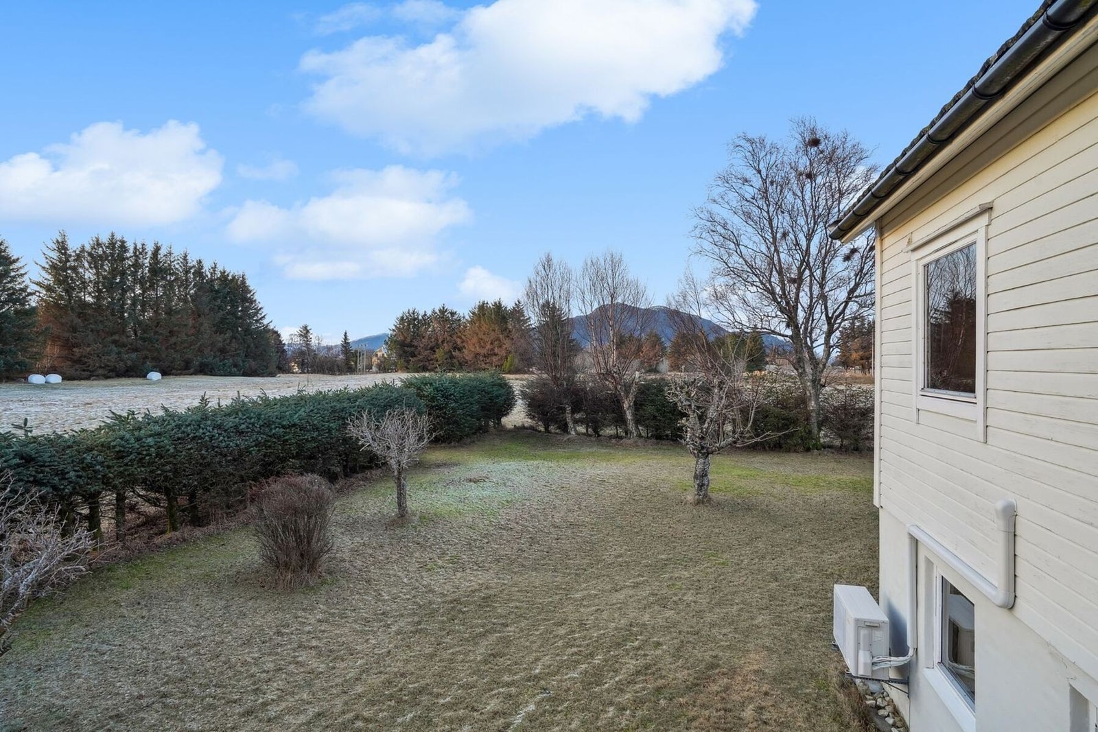 Romslig hage med god boltringsplass. Galleribilde