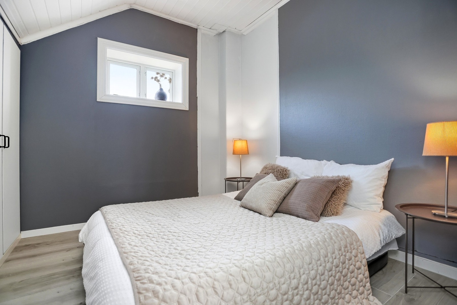 Vindu på soverom har ikke godkjent rømningsvei. Leiligheten har to godkjente rømningsveier ellers. Galleribilde