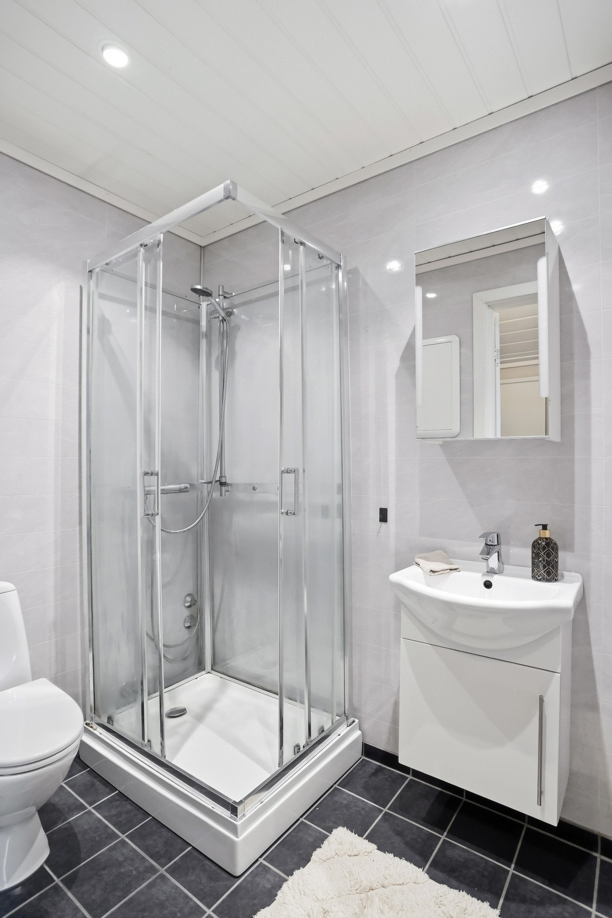 Varmtvannsbereder av typen Høiax på ca. 200 liter (2018), plassert i felles kjeller. Galleribilde