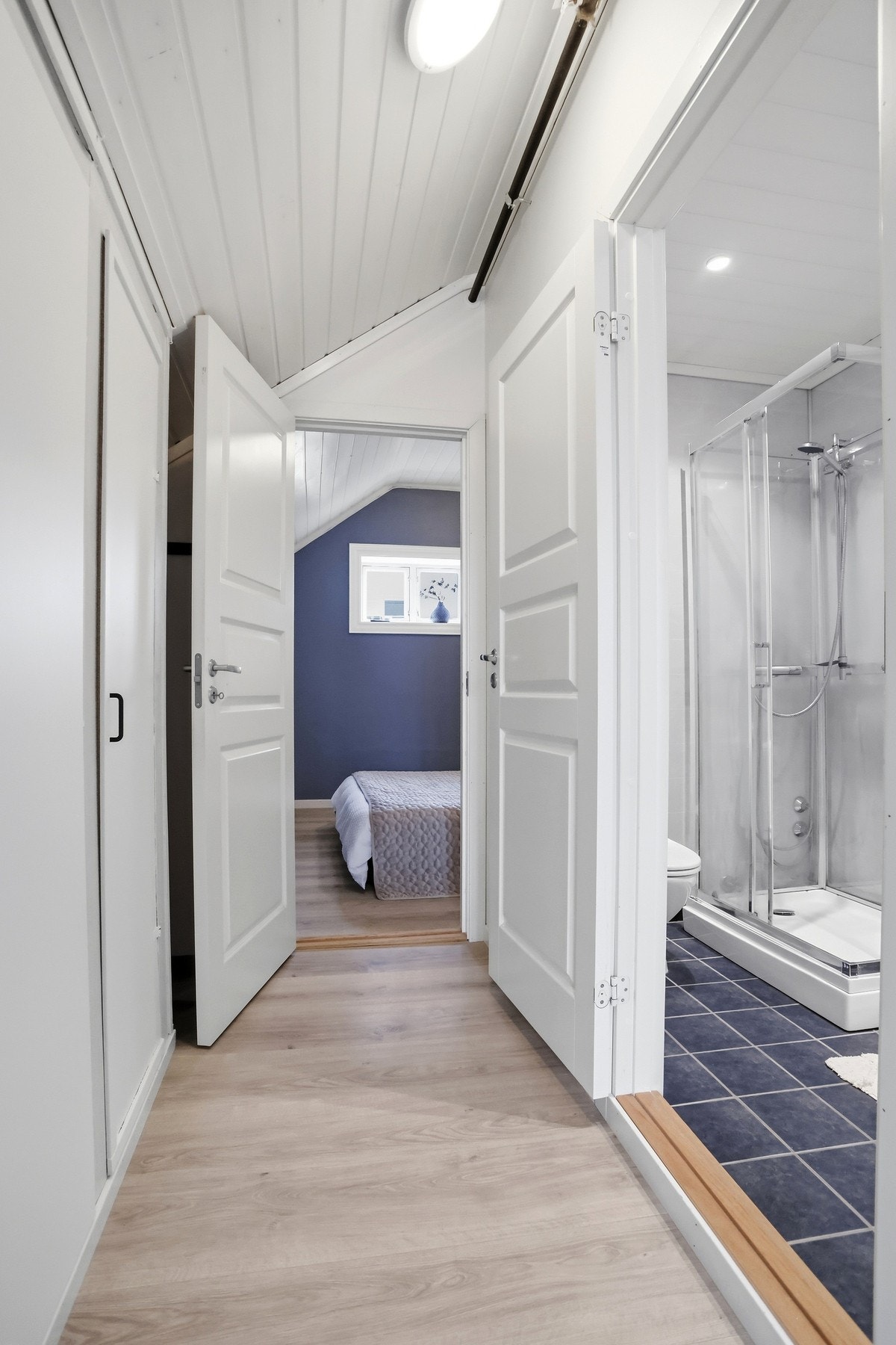 Boligen har sprinkleranlegg (overrislingsanlegg) med sprinklerhoder i alle rom, tilkoblet felles vannforsyning. Galleribilde