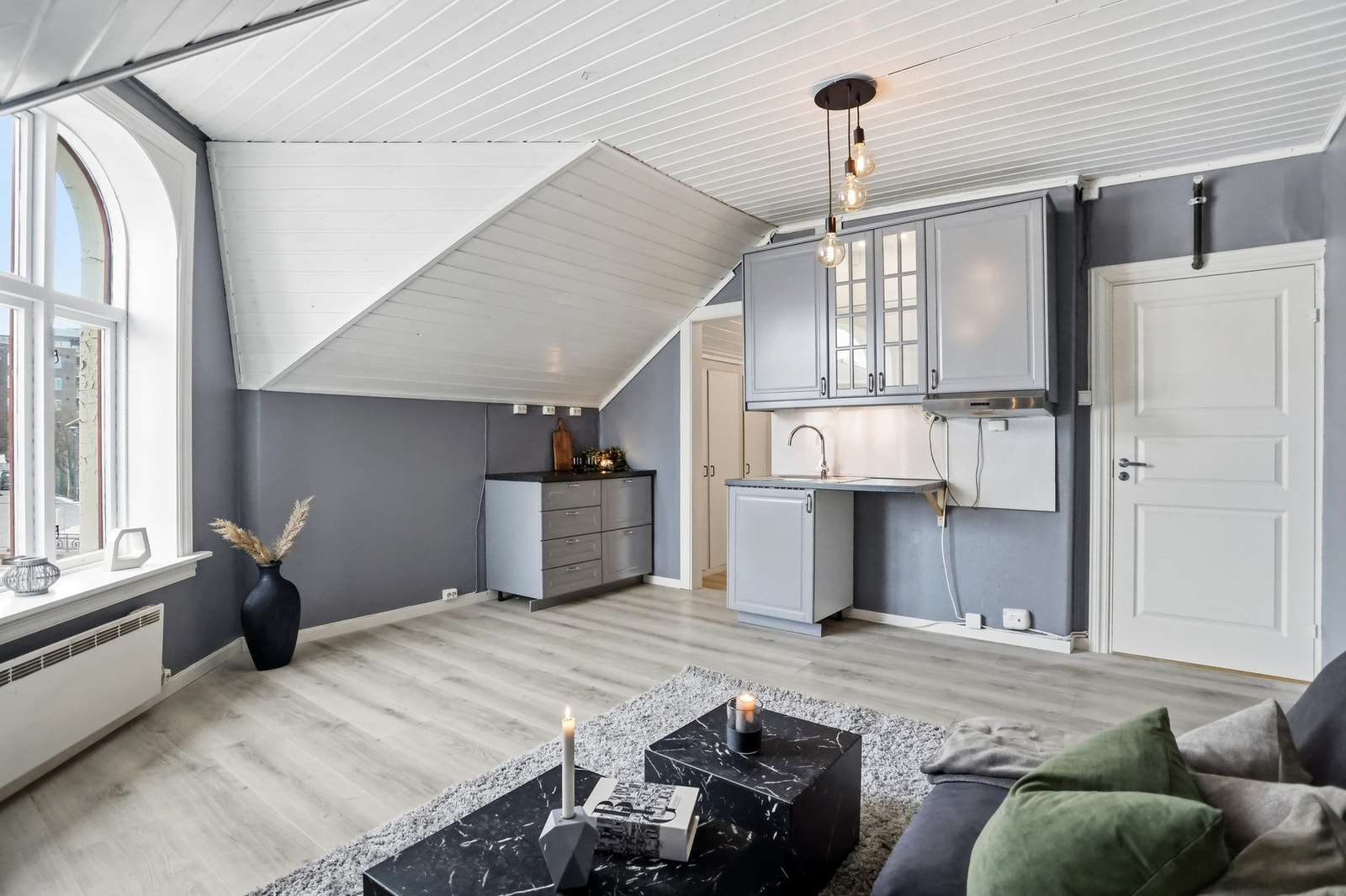 Leiligheten har en meget funksjonell planløsning, og med god takhøyde oppleves stue som meget romslig. Galleribilde