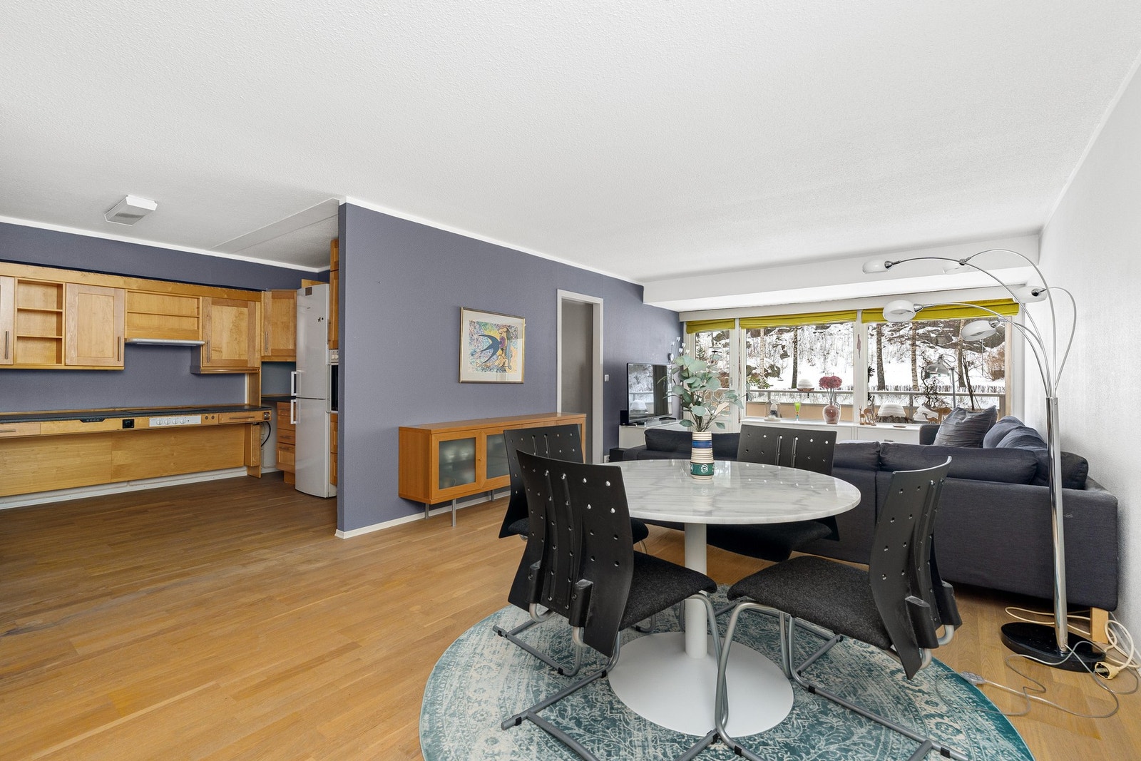 Stue med åpen kjøkkenløsning Galleribilde