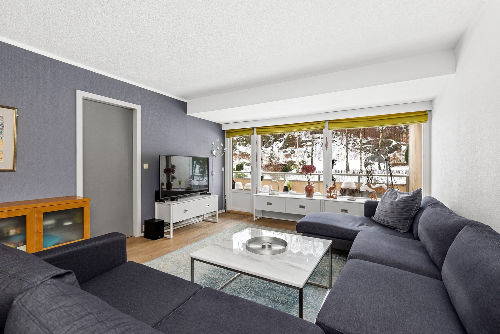 Stue med utgang til stor terrasse mot vest Galleribilde