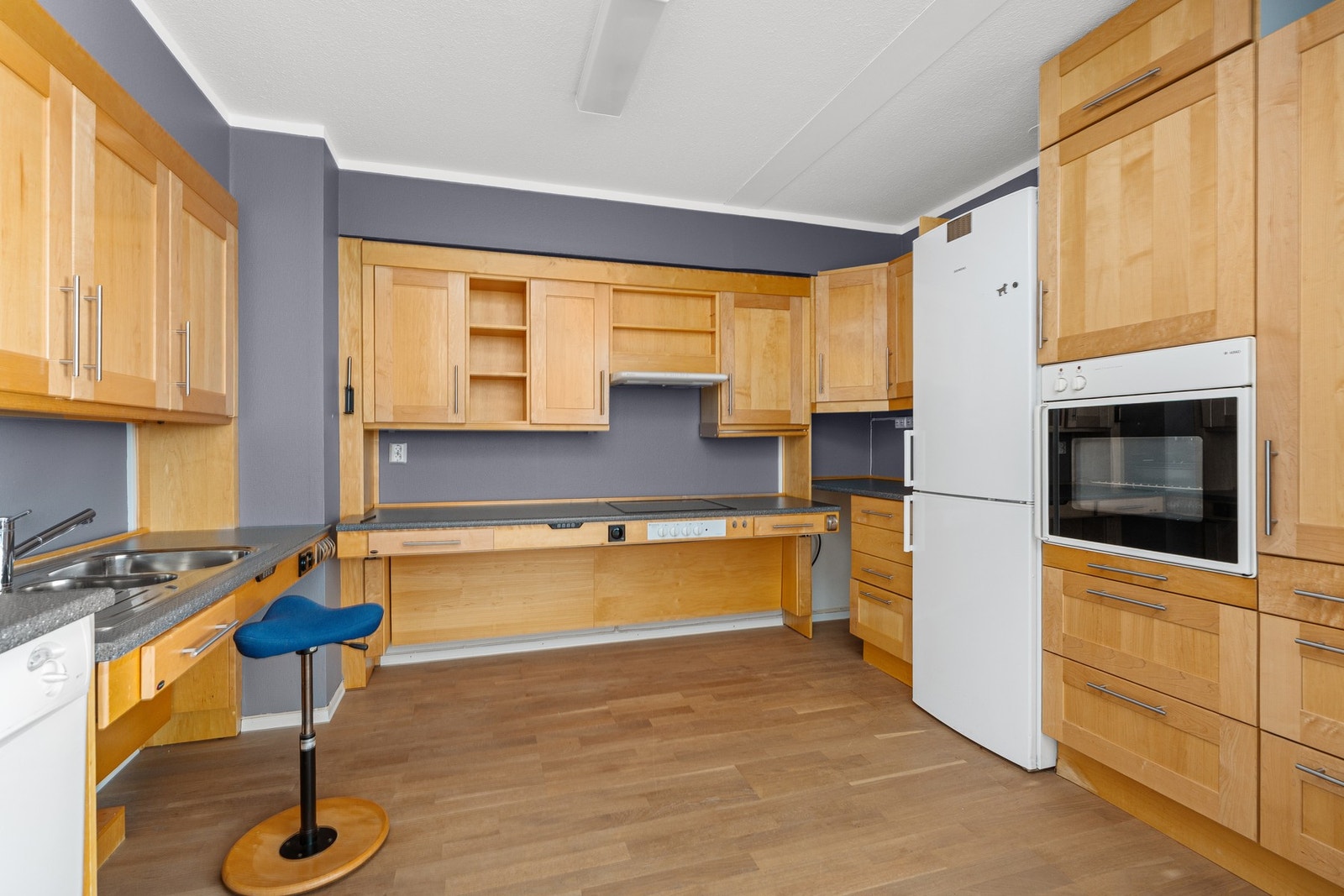 Kjøkken - kjøkkenbenk har hev/senkløsning Galleribilde