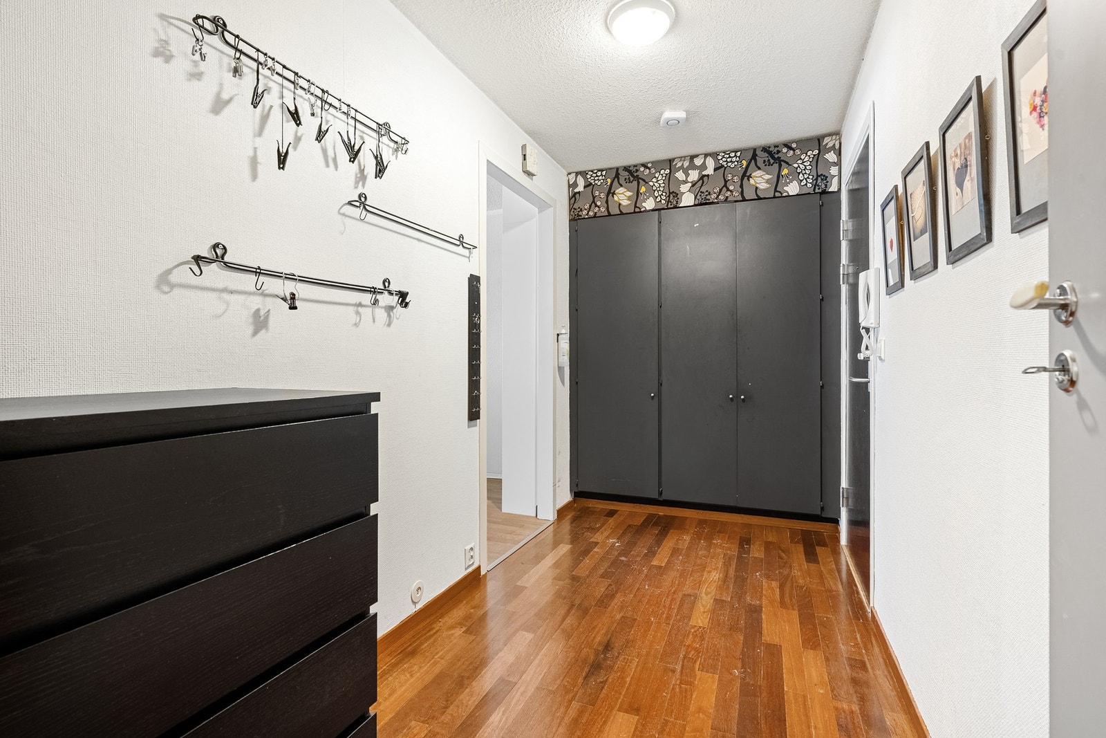 Entre med garderobe Galleribilde