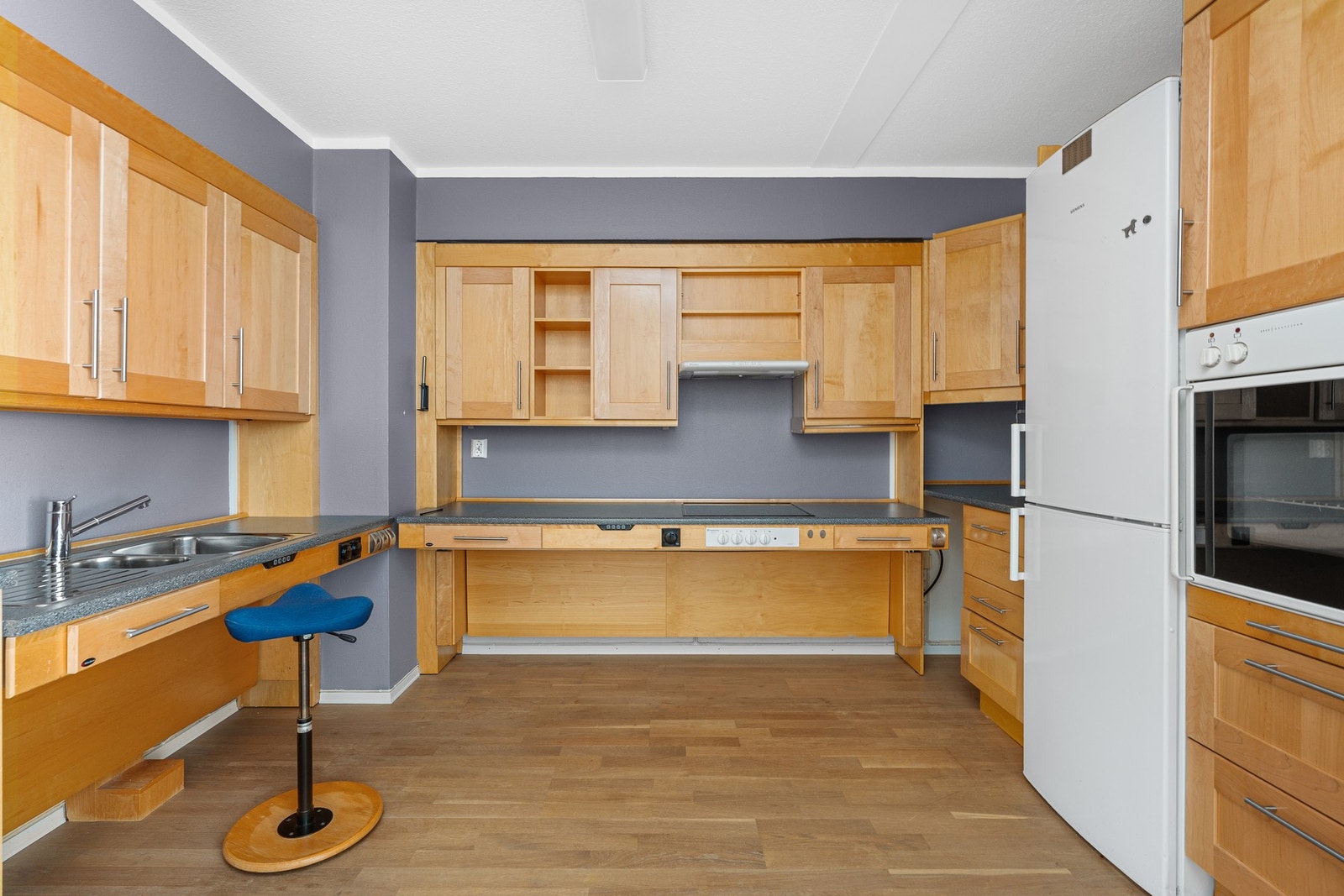 Kjøkken med integrerte hvitevarer Galleribilde