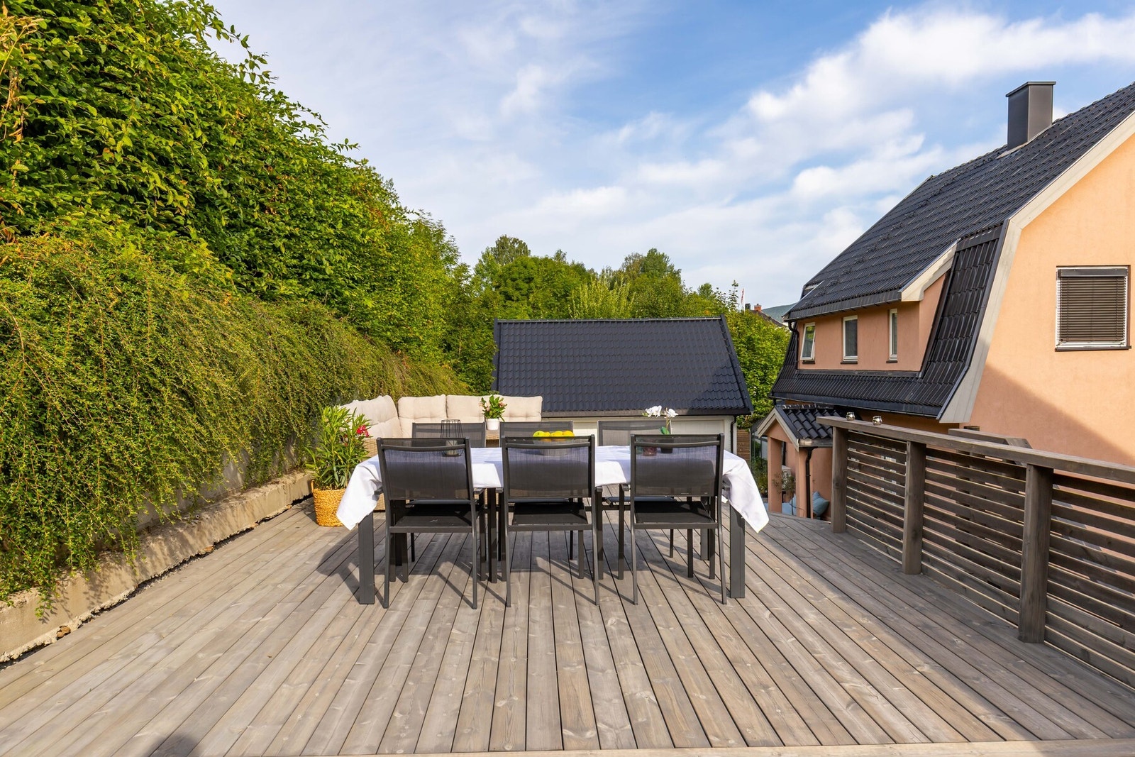 Boligen har terrasser på to plan, noe som gjør det enkelt å dele opp uteplassen i en formell spisestue og en avslappet loungesone Galleribilde