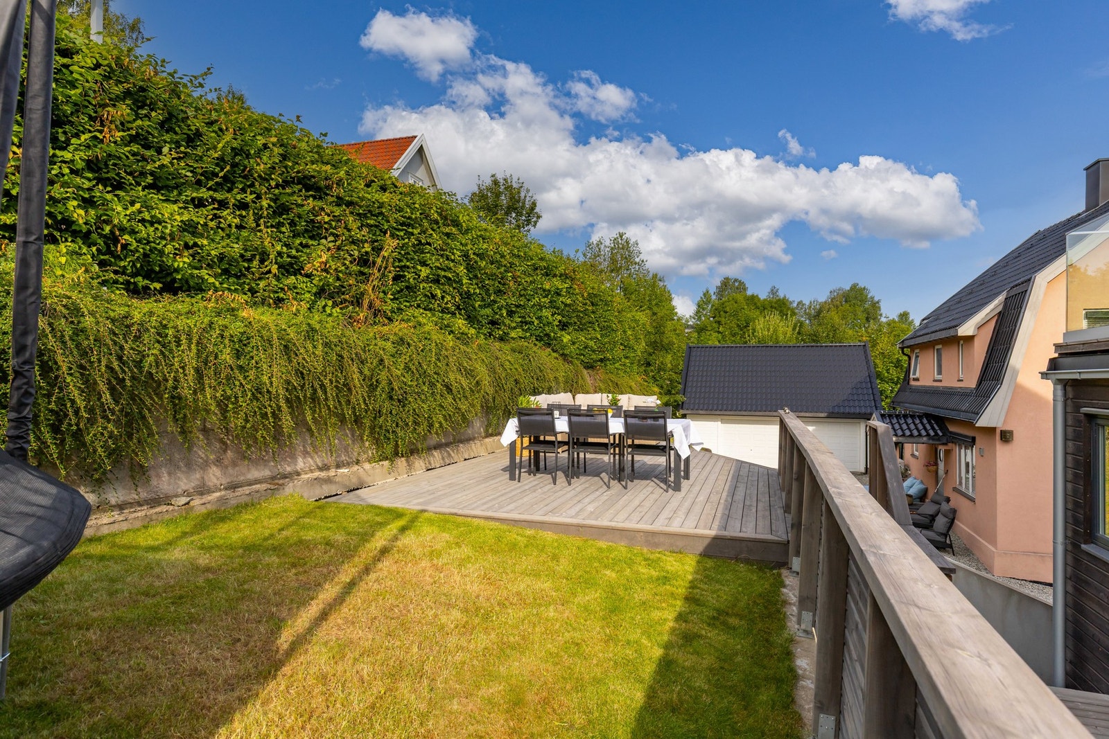 Godt skjermet fra andre naboer med stor hekk og fine planter Galleribilde