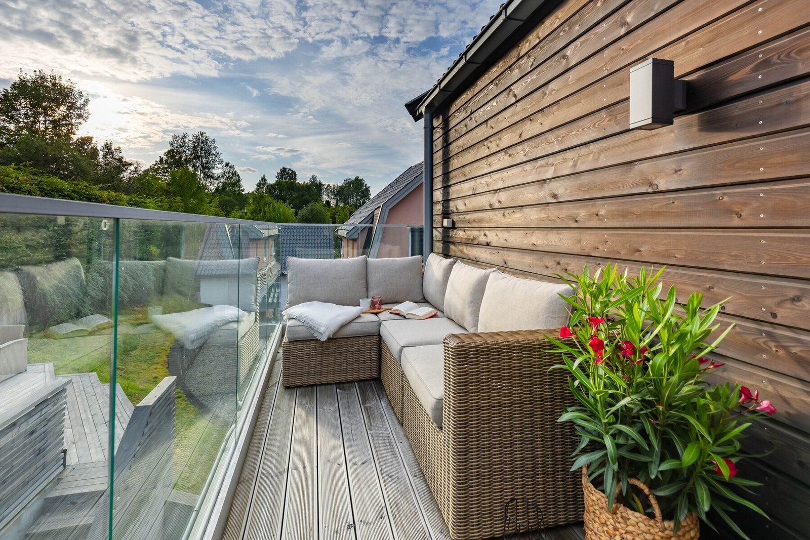 Lun balkong med moderne glassrekkverk som skjermer for vind, samtidig som den åpne følelsen bevares Galleribilde