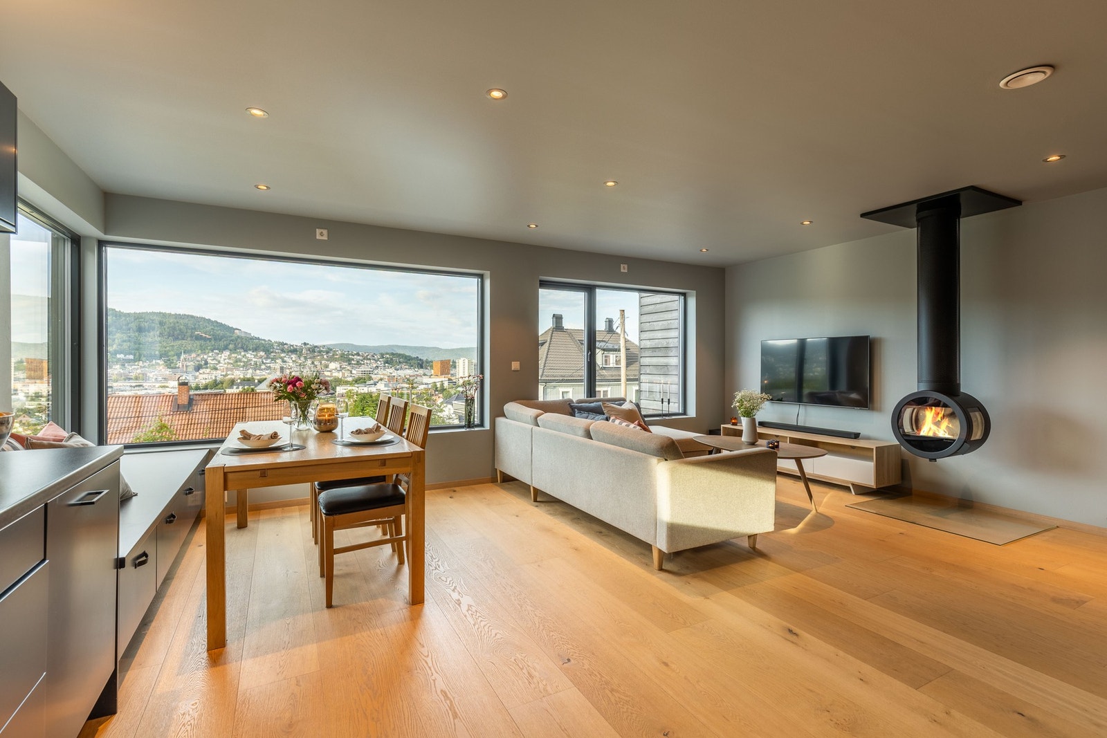 Perfekt og praktisk tilgjengelighet til spiseplass, avslapning og matlaging Galleribilde