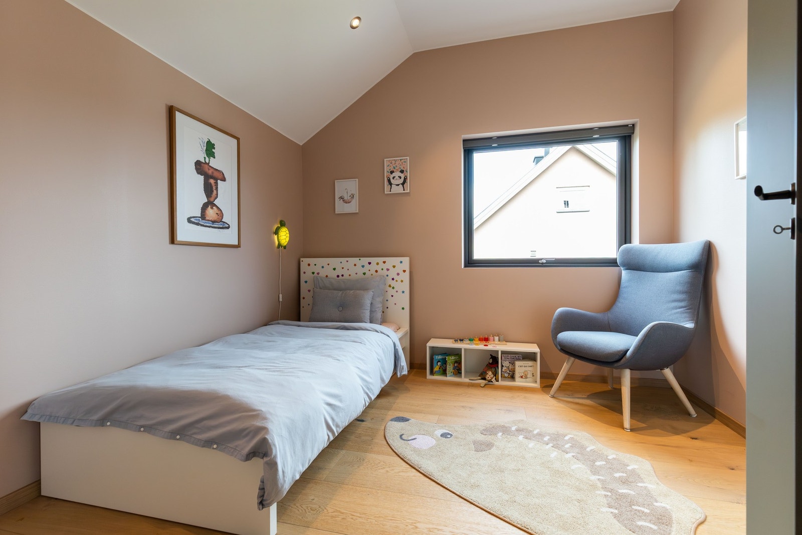 Perfekt som et lunt barnerom, men fargevalget og størrelsen gjør det også ideelt som et rolig gjesterom eller hjemmekontor. Galleribilde