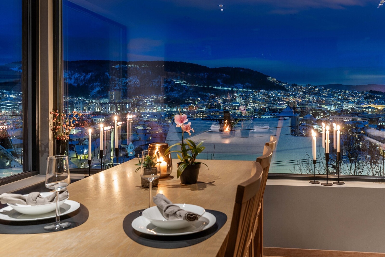 spektakulær utsikt og kveldshygge i stue Galleribilde