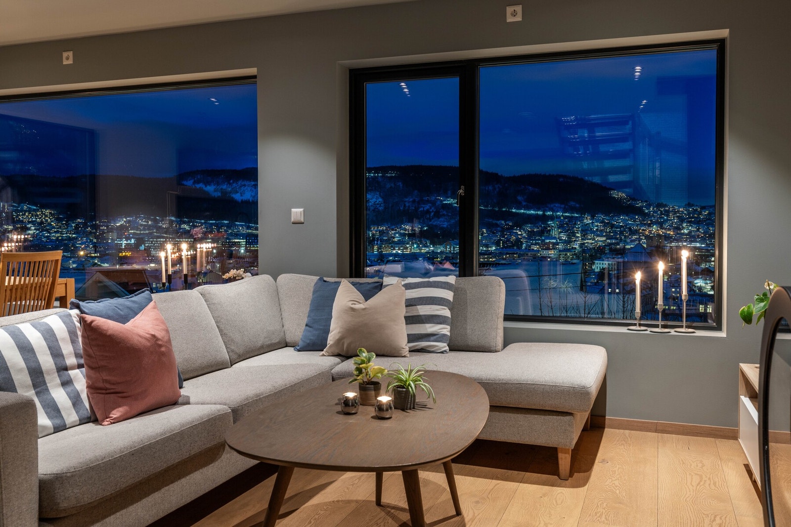 Store glassflater som gir en herlig romfølelse Galleribilde