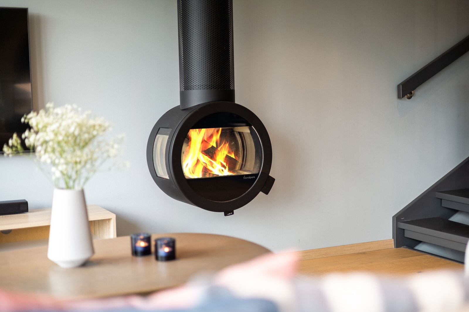 Lekker, vegghengt peisovn som fungerer som et flott møbel og gir god varme til hele etasjen Galleribilde