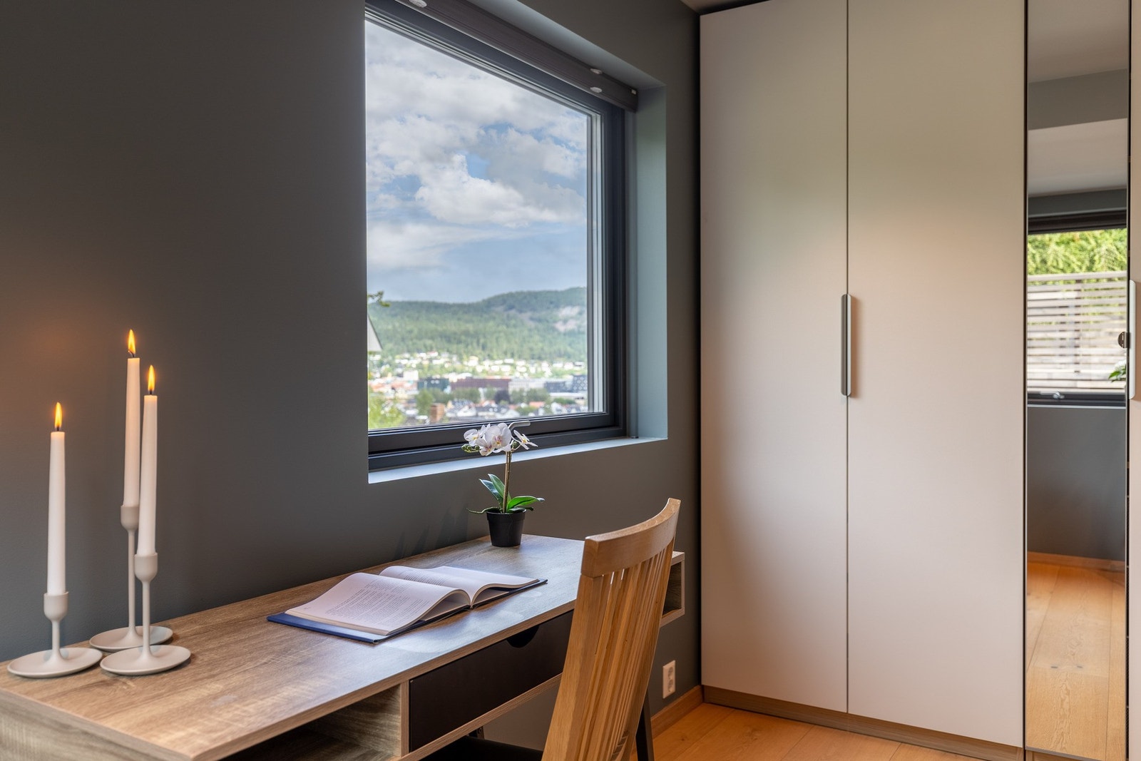 Lys og trivelig krok perfekt tilpasset hjemmekontor eller leksepult Galleribilde